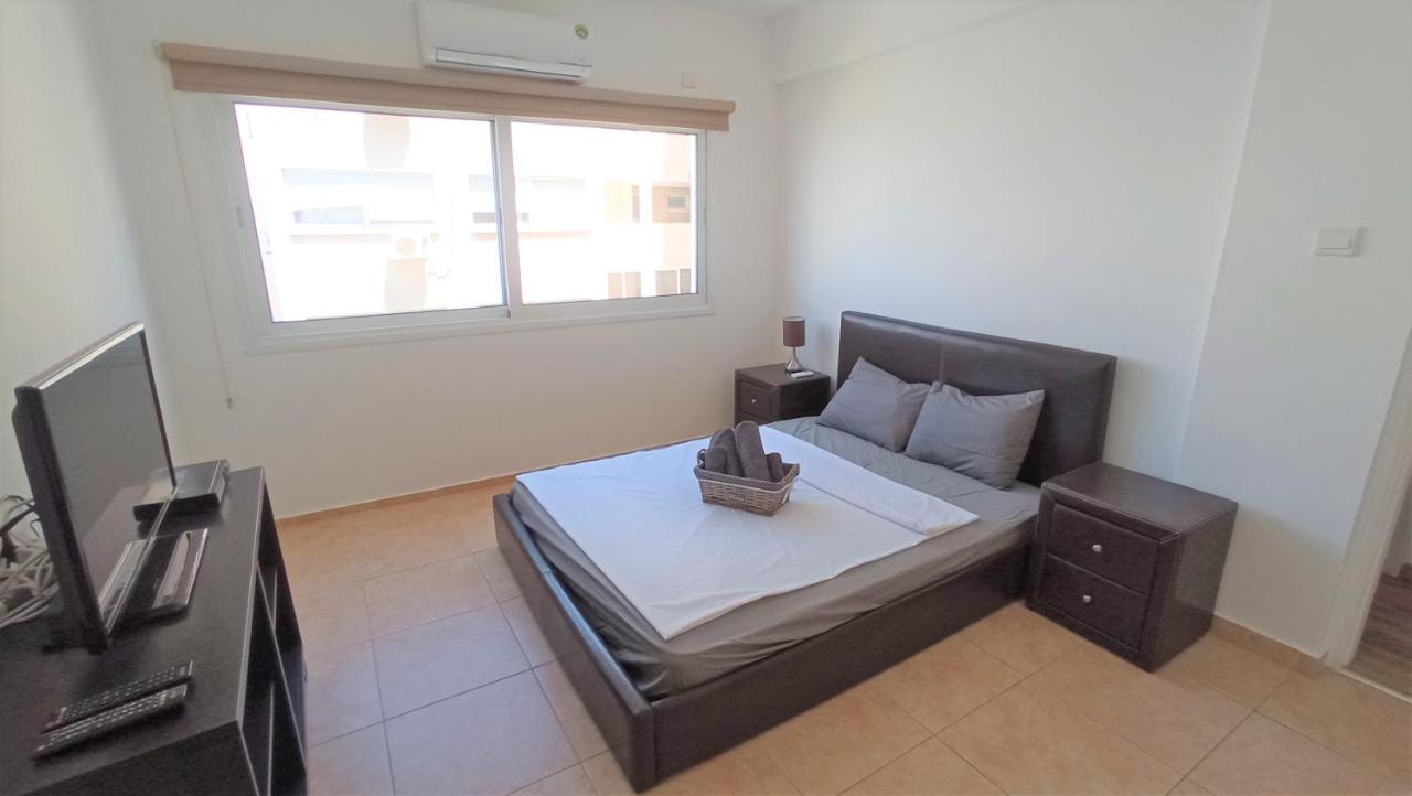 5 Min To The Beach Holiday Shared Apartment Incl Netflix - Private Room In 3 Bdr Apt Larnaca Exterior photo