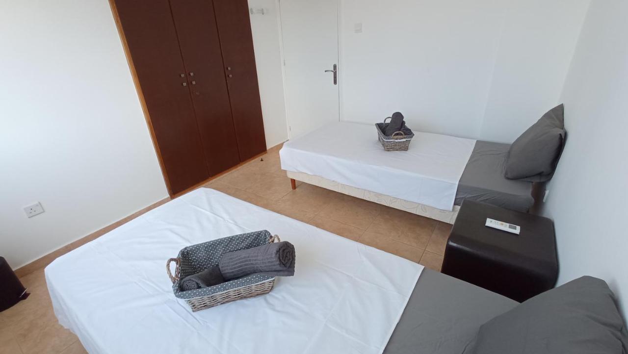 5 Min To The Beach Holiday Shared Apartment Incl Netflix - Private Room In 3 Bdr Apt Larnaca Exterior photo